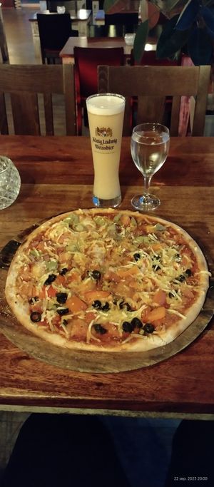 Grote pizza nog 'es an toe zeg! at Pesami in Kleve