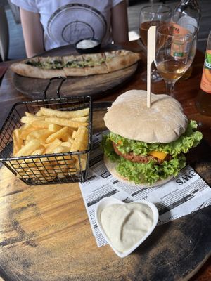 Chili-cheese burger on a white rustic bun (€13,90)😄 at Pesami in Kleve