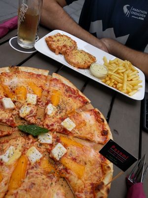 Quatro Fromagi en schnitzel at Pesami in Kleve