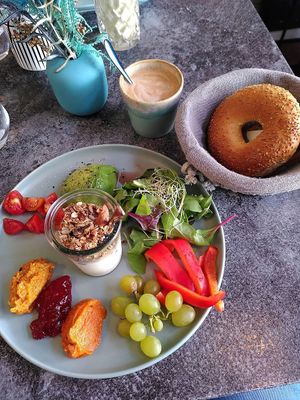 Flat white with oat milk, with the "Hannah I" breakfast at anything but coffee in Mainz