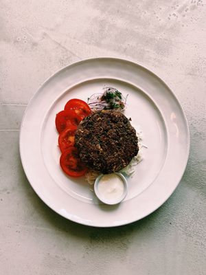 Hambúrguer de feijão com arroz branco e tomate at Casa da Tété in Vila Nova De Gaia