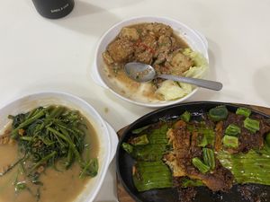 招牌豆腐。铁板鱼 👍🏼  at Fatty Healthy Vegetarian 斋是福素食馆 in Kluang
