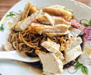 Vegan wan ton noodles at Lu Gem Xiang 绿根香素食栈 in Kluang