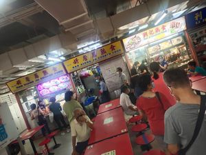 Long queue at Hao Xiang Ju Cooked Food 好香居熟食 in Central Singapore