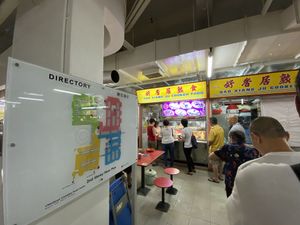 Queue at Hao Xiang Ju Cooked Food 好香居熟食 in Central Singapore
