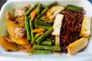 Take away bee hoon mee with dishes at Pu Xiang Vegetarian 普香素食 in Central Singapore