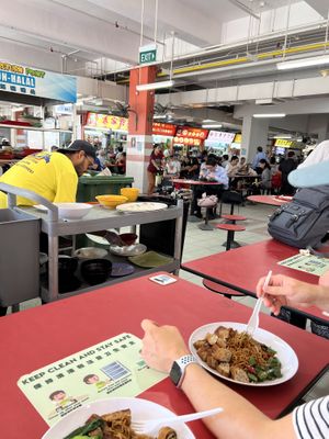 You can see the Pu Xiang restaurant st the back, with the white heading  at Pu Xiang Vegetarian 普香素食 in Central Singapore