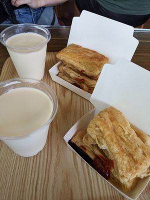 Tofu skins and soy milk at DàChí Dòu Pí Diàn 大池豆皮店 in Chishang