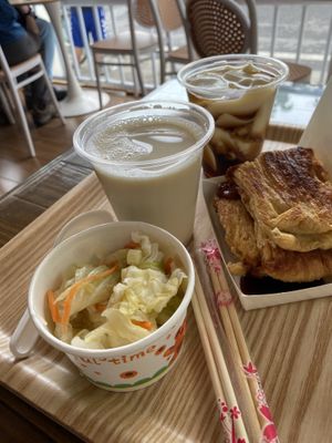   at DàChí Dòu Pí Diàn 大池豆皮店 in Chishang