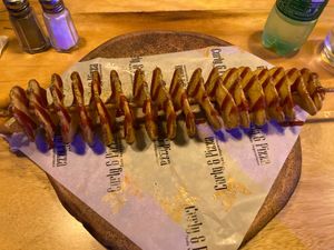 Curly with BBQ sauce at Curly & Pizza in Quito