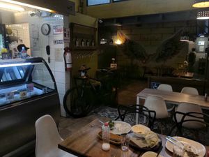 Indoor seating (no outdoor seating) at Curly & Pizza in Quito