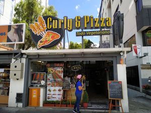 Entrance at Curly & Pizza in Quito