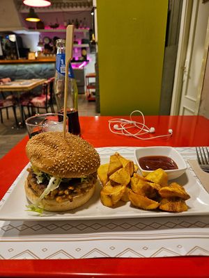 Vegan burger with fries at Caesura Gastro-sala in Badajoz