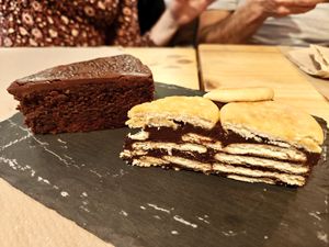 Sacher y tarta de galleta at Caesura Gastro-sala in Badajoz