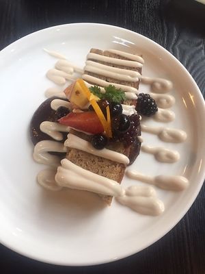 Postre pastel vegano de vainilla   at The Plot in Oceanside