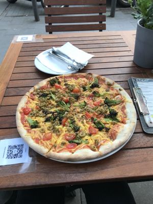 Outdoor dining - vegan pizza at La Patina - Rheihersteig in Hamburg