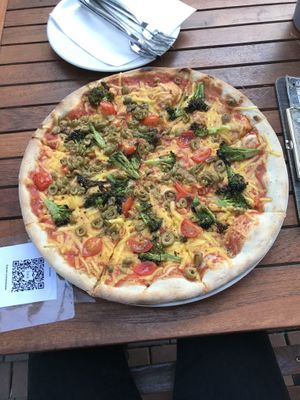 vegan primavera pizza at La Patina - Rheihersteig in Hamburg