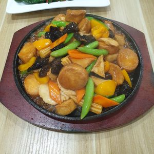 Sizzling tofu with seafood at Yuan Yuan Vegetarian Delight in Underwood