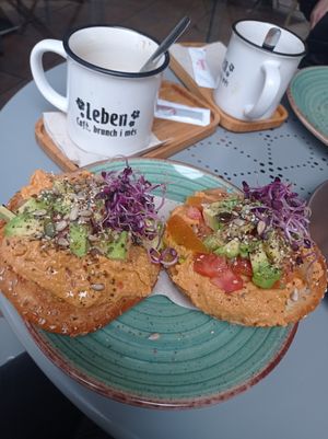 Tostadas con hummis, aguacate, tomate y semillas at Leben in Viladecans