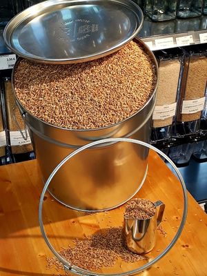 buy unpacked food in big reusable containers at BioWelten BistroCafé & Organic Supermarket in Immenstadt