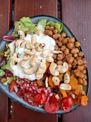 Orientalische Bowl mit Couscous, Kichererbsen, Joghurt Dip, Cashews & Salaten at BioWelten BistroCafé & Organic Supermarket in Immenstadt