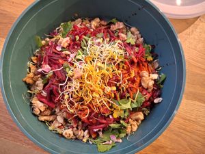 🥬 Auch to go erhältlich in der praktischen Rebowl♻️die ihr im Bistro kaufen & überall in Deutschland zurückgeben könnt für 5€ Pfand.
🤗
#wintersalat #sprossenpower at BioWelten BistroCafé & Organic Supermarket in Immenstadt