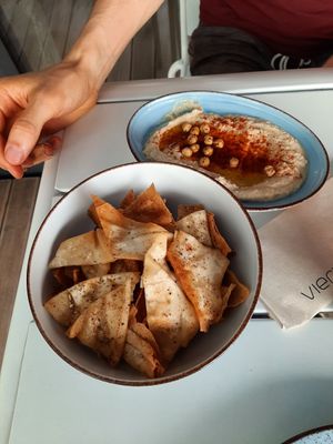 hummus & arabian bread spiced with za'atar at Vierzehn in Loerrach