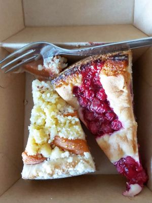 Aprikosen und Johannisbeerkuchen to go. 4,20€ das Stück. at Vierzehn in Loerrach