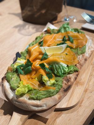 Guacamole Pinsa mit veganem Lachs  at Vierzehn in Loerrach