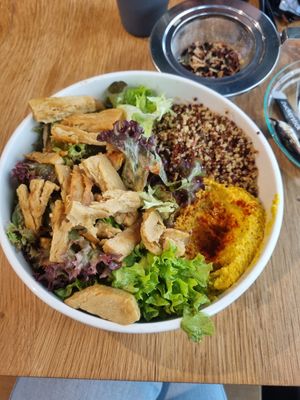 Bowl with vegan chicken, mango hummus, and quinoa - 17.50€ at Vierzehn in Loerrach