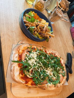 Vegane Pinsa & Mango Bowl mit veganen Hähnchenstreifen   at Vierzehn in Loerrach