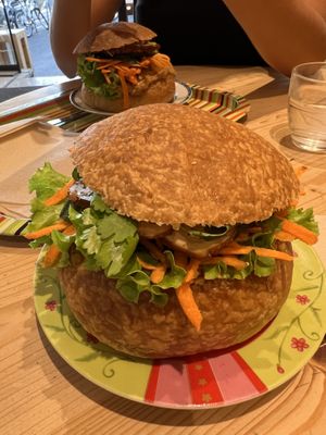 Vegan bun with carrots, tofu, satay sauce and lettucee  at Boulangerie-Café Pain Salvator in Marseille