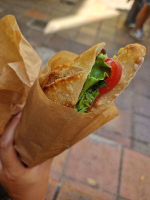 Baguette con insalata, pomodori, melanzane arrostite, humus e tahina at Boulangerie-Café Pain Salvator in Marseille