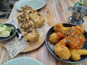 Focaccia and cauliflower bites at Het Paradijs in Enschede