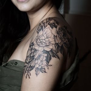 𝙄𝙂: 𝙣𝙖𝙩𝙚_𝙩𝙝𝙖𝙞𝙡𝙖𝙣𝙙 🌿 Fineline flowers tattoo at Baan Khagee Tattoo Chiang Mai, Thailand at Baan Khagee Tattoo in Chiang Mai