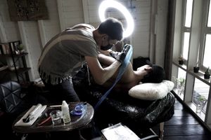 𝙄𝙂: 𝙣𝙖𝙩𝙚_𝙩𝙝𝙖𝙞𝙡𝙖𝙣𝙙 🌿 Nate, a tattoo artist in Chiang Mai, on action at Baan Khagee Tattoo, Thailand at Baan Khagee Tattoo in Chiang Mai