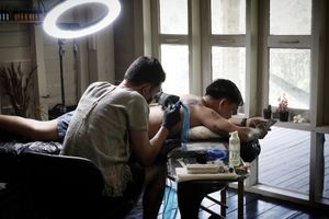 𝙄𝙂: 𝙣𝙖𝙩𝙚_𝙩𝙝𝙖𝙞𝙡𝙖𝙣𝙙 🌿 Nate, a tattoo artist in Chiang Mai, on a bird tattoo session with Ball at Baan Khagee Tattoo Chiang Mai, Thailand
 at Baan Khagee Tattoo in Chiang Mai
