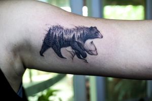 𝙄𝙂: 𝙣𝙖𝙩𝙚_𝙩𝙝𝙖𝙞𝙡𝙖𝙣𝙙 🌿 Black and grey realistic bear tattoo with abstract motion by Baan Khagee Tattoo Chiang Mai at Baan Khagee Tattoo in Chiang Mai