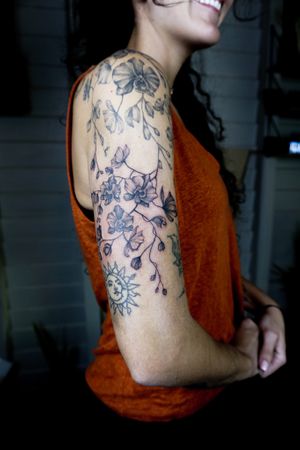 𝙄𝙂: 𝙣𝙖𝙩𝙚_𝙩𝙝𝙖𝙞𝙡𝙖𝙣𝙙 🌿 Black and grey orchid flowers tattoo by Baan Khagee Tattoo Chiang Mai, Thailand  at Baan Khagee Tattoo in Chiang Mai