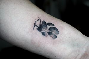 𝙄𝙂: 𝙣𝙖𝙩𝙚_𝙩𝙝𝙖𝙞𝙡𝙖𝙣𝙙 🌿Black and grey dog paw tattoo by a tattooist in Chiang Mai, Thailand  at Baan Khagee Tattoo in Chiang Mai