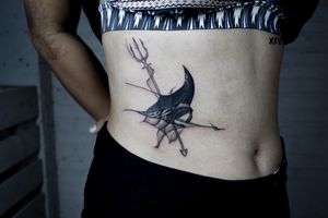 𝙄𝙂: 𝙣𝙖𝙩𝙚_𝙩𝙝𝙖𝙞𝙡𝙖𝙣𝙙 🌿 Blackwork abstract Manta ray with Polynesian tribal stripe and trident - done by Nate, a tattoo artist in Chiang Ma at Baan Khagee Tattoo in Chiang Mai