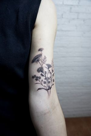 𝙄𝙂: 𝙣𝙖𝙩𝙚_𝙩𝙝𝙖𝙞𝙡𝙖𝙣𝙙 🌿Blackwork minimal wild flowers tattoo by a blackwork tattoo artist in Chiang Mai, Thailand at Baan Khagee Tattoo in Chiang Mai