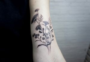 𝙄𝙂: 𝙣𝙖𝙩𝙚_𝙩𝙝𝙖𝙞𝙡𝙖𝙣𝙙 🌿 ลายสักดอกไม้ป่า แนวblackwork ร้านสักเชียงใหม่ at Baan Khagee Tattoo in Chiang Mai
