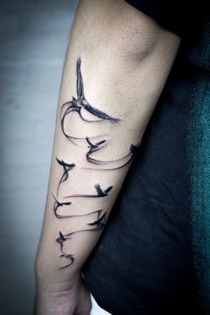 𝙄𝙂: 𝙣𝙖𝙩𝙚_𝙩𝙝𝙖𝙞𝙡𝙖𝙣𝙙 🌿 Blackwork bird tattoo with abstract flow by a blackwork tattoo artist in Chiang Mai, Thailand  at Baan Khagee Tattoo in Chiang Mai