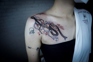 𝙄𝙂: 𝙣𝙖𝙩𝙚_𝙩𝙝𝙖𝙞𝙡𝙖𝙣𝙙 🌿Realistic snake tattoo with blossom flowers and fine line wave on shoulder by a tattooist in Thailand  at Baan Khagee Tattoo in Chiang Mai