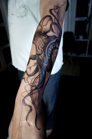 𝙄𝙂: 𝙣𝙖𝙩𝙚_𝙩𝙝𝙖𝙞𝙡𝙖𝙣𝙙 🌿 Blackwork octopus tattoo with abstract flow and line work by Thailand tattoo artist  at Baan Khagee Tattoo in Chiang Mai