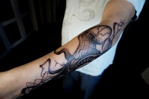 𝙄𝙂: 𝙣𝙖𝙩𝙚_𝙩𝙝𝙖𝙞𝙡𝙖𝙣𝙙 🌿 Blackwork octopus tattoo by a tattoo artist in Chiang Mai, Thailand at Baan Khagee Tattoo in Chiang Mai