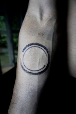 𝙄𝙂: 𝙣𝙖𝙩𝙚_𝙩𝙝𝙖𝙞𝙡𝙖𝙣𝙙 🌿 Blackwork minimal brushwork Zen tattoo by a tattoo artist in Chiang Mai, Thailand at Baan Khagee Tattoo in Chiang Mai