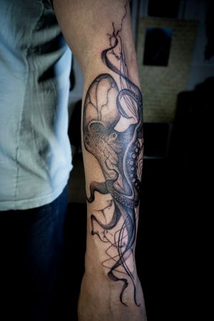 𝙄𝙂: 𝙣𝙖𝙩𝙚_𝙩𝙝𝙖𝙞𝙡𝙖𝙣𝙙 🌿 Blackwork realistic octopus tattoo with abstract art and fine linework by Baan Khagee Tattoo Chiang Mai, Thailand  at Baan Khagee Tattoo in Chiang Mai