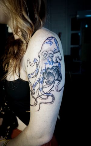 𝙄𝙂: 𝙣𝙖𝙩𝙚_𝙩𝙝𝙖𝙞𝙡𝙖𝙣𝙙 🌿 Blackwork octopus tattoo with blue Butterfly pea flowers by a tattoo artist in Chiang Mai, Thailand at Baan Khagee Tattoo in Chiang Mai